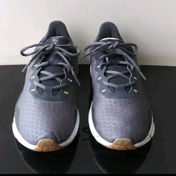 Nike LEGEND ESSENTIAL 2 Mens Black White Silver Size 8.5 - Picture 2 of 7